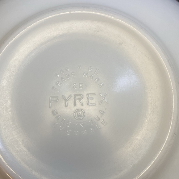 Vintage 1960 Pyrex Town & Country Cinderella
Bowl 444 4QT - Picture 5 of 12